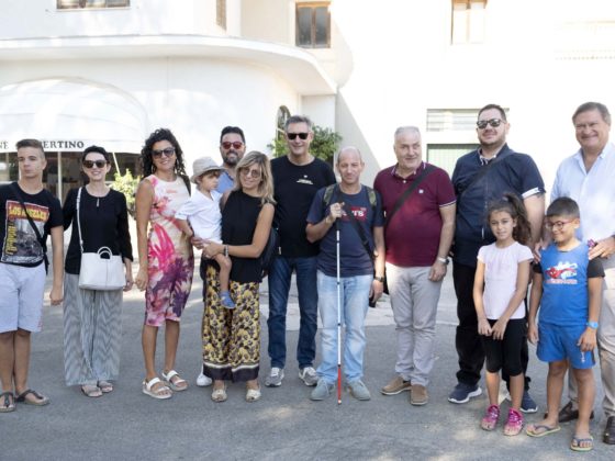 Vendemmia e capucanale con i bambini ciechi.