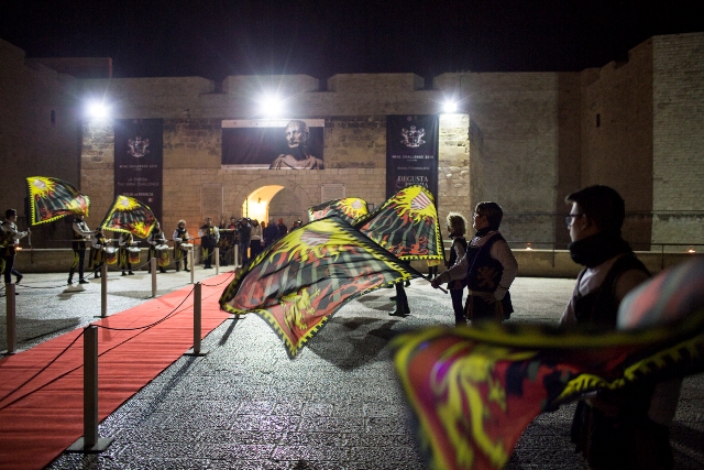 sbandieratori-e-redcarpet-allingresso-del-castello-di-barletta